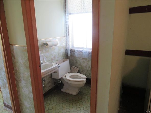 206 W 3rd St, Mount Carmel, PA 17851